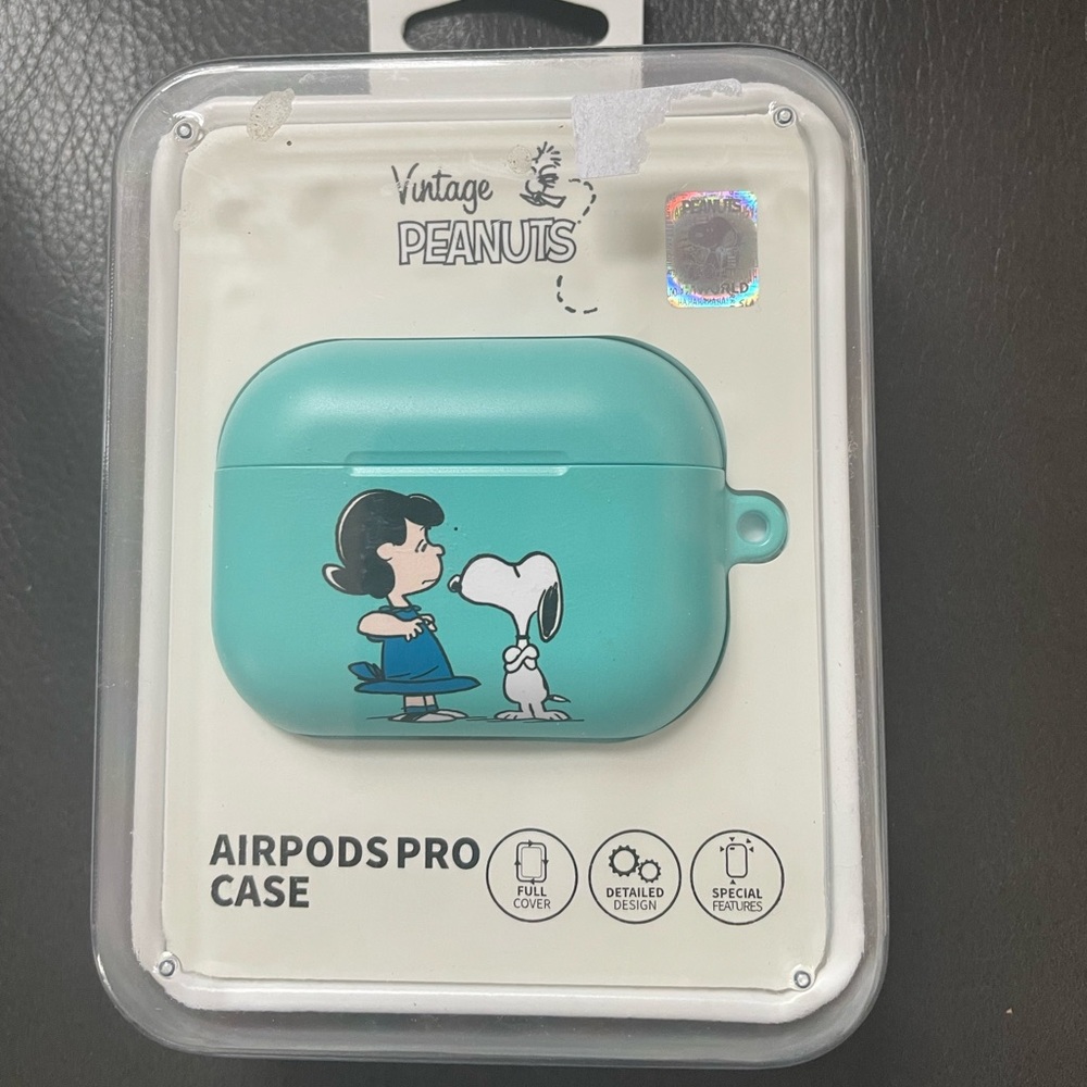 Peanuts AirPods Pro case